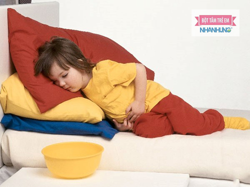 Trẻ bị ngộ độc thức ăn nên được bổ sung nhiều nước.