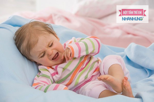 Trẻ bị ngộ độc thức ăn thường do vi khuẩn và virut.