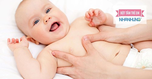 Massage phần bụng kích thích tiêu hóa và trị báo bón cho trẻ.