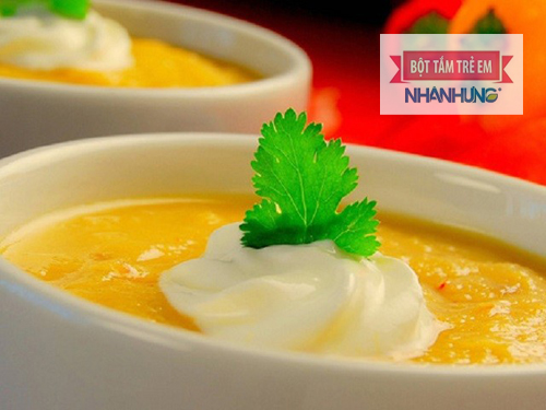 Hãy giới thiệu những món bột ngọt cho bé trong giai đoạn đầu ăn dặm.