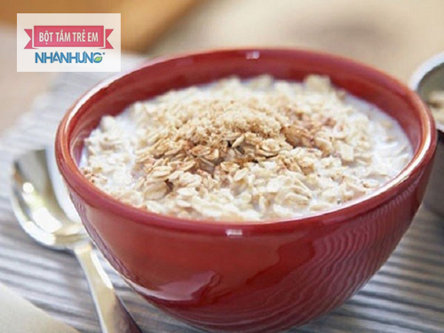 Yến mạch trộn sữa chua là món ăn phụ hấp dẫn cho các bé.