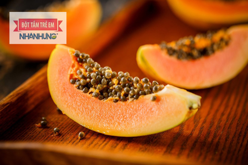Đu đủ có chứa rất nhiều thành phần men papain hỗ trợ tiêu hóa cho trẻ.
