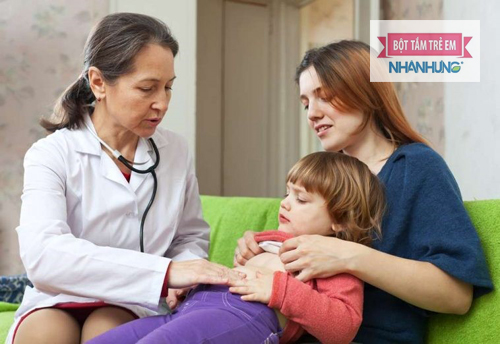 Cho bé uống oresol để bù nước và điện giải.