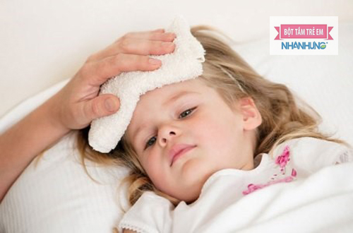 Bé bị ngộ độc thực phẩm sẽ có dấu hiệu sốt và tiêu chảy, nôn mửa.