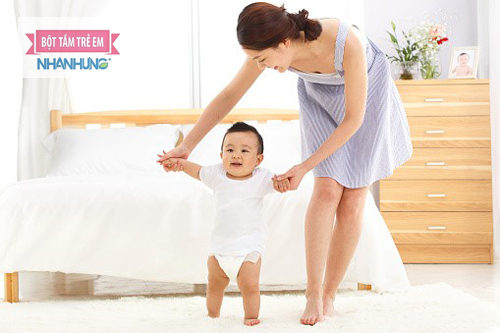 Trẻ tập đi bằng phương pháp tự nhiên sẽ thông minh và khỏe hơn.