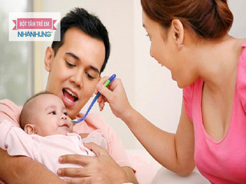 Nhiều bà mẹ do chưa có kinh nghiệm chăm sóc trẻ nên vẫn cho con ăn dặm từ 3 tháng.