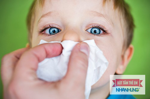Vệ sinh sạch sẽ mũi cho bé để tránh các vi khuẩn làm hại.