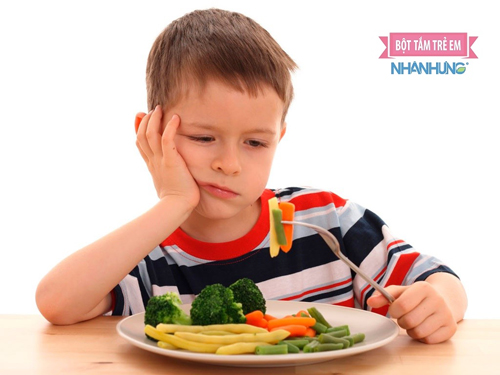Tăng cường bổ sung chất xơ từ ra quả cho bé.