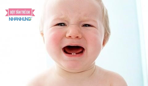 Trẻ mọc răng thường bị nứt lợi và sưng lợi.