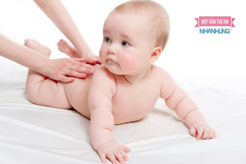 Sử dụng phương pháp massage sẽ đẩy lùi các triệu chứng do táo bón.