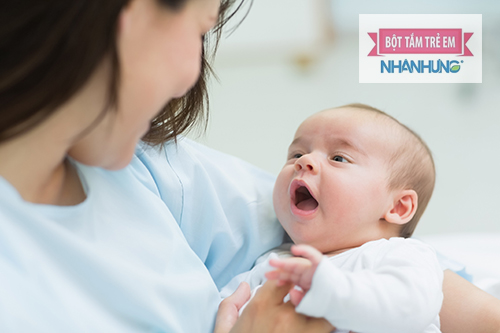 Bổ sung sữa mẹ giúp tăng sức đề kháng cho trẻ sơ sinh.