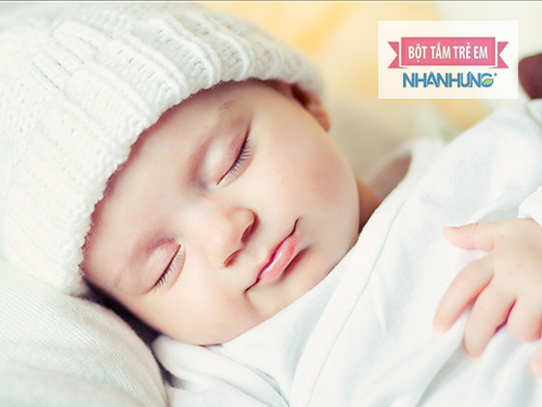 Giữ ấm vùng cổ và ngực cho bé khi có dấu hiệu bị ho.