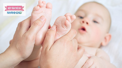 Nên làm ấm tay mẹ trước khi massage cho bé.