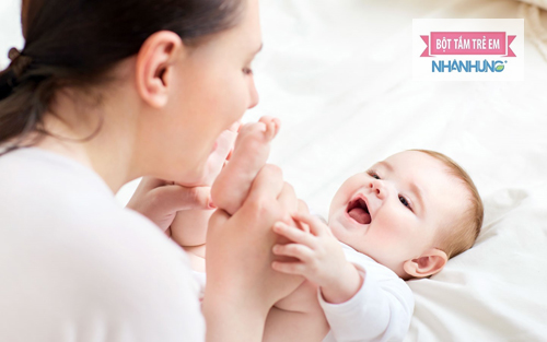 Massage thường xuyên rất tốt cho sự phát triển toàn diện của bé.