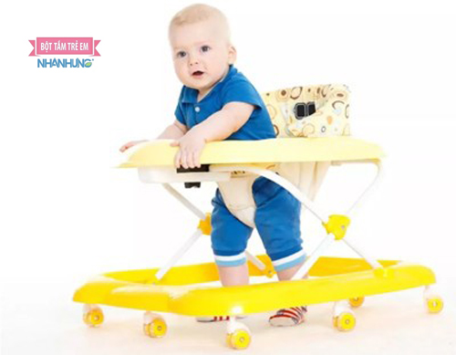 Thời điểm phù hợp mua xe tập đi tròn cho bé tập đi là khoảng 10 tháng tuổi.