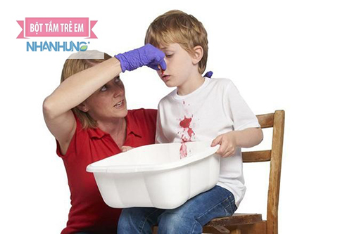 Cho bé ngả về trước rồi bóp chặt mũi 5-10p.