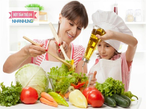 Cho con vào bếp cùng bạn cũng là cách để trị chứng biếng ăn của trẻ.