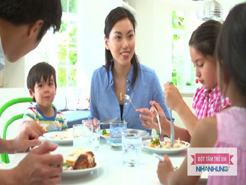 Chỉ cho con bạn thói quen ăn uống của những đứa trẻ khác.