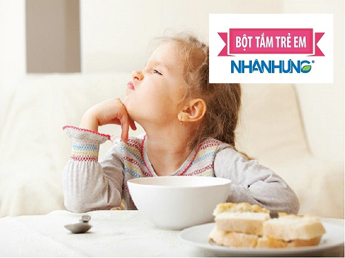 Các bậc cha mẹ nên tìm nguyên nhân khiến trẻ biếng ăn.