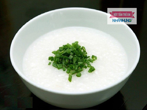 Ở tuần đầu tiên, các mẹ chỉ nên cho bé ăn cháo trắng.
