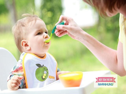 Những dấu hiệu cho thấy bé có thể ăn dặm ở tháng thứ 5.