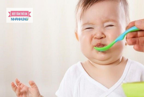 Trẻ 7 tháng biếng ăn khiến cha mẹ đau đầu.