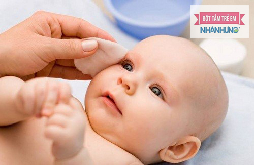 Cho con bú sữa mẹ nhiều để nâng cao sức đề kháng.