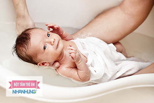 Mẹ vẫn có thể tắm nước ấm cho bé khi bị ho.