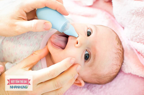 Vệ sinh sạch sẽ mũi cho trẻ thường xuyên.