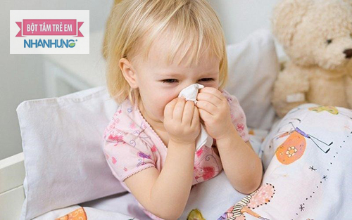 Cắt sạch hết móng tay, tránh cho con ngoáy mũi gây chảy máu.