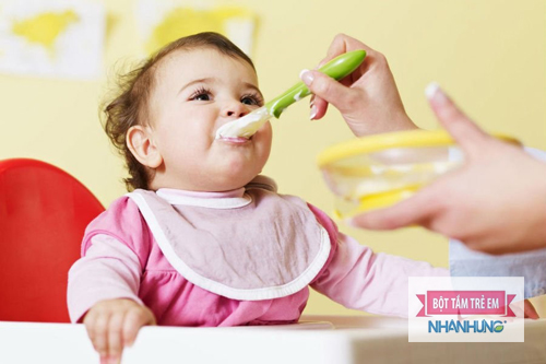Chế độ ăn dặm hợp lý giúp hệ tiêu hóa của bé phát triển ổn định.
