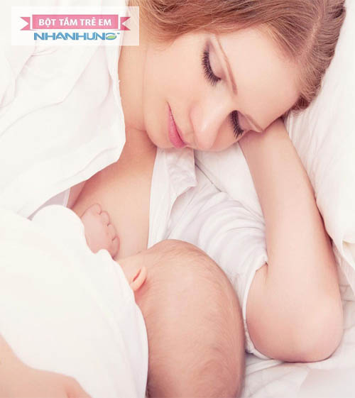 Tăng cường cho bé bú sữa mẹ nhiều để mau khỏi tiêu chảy.
