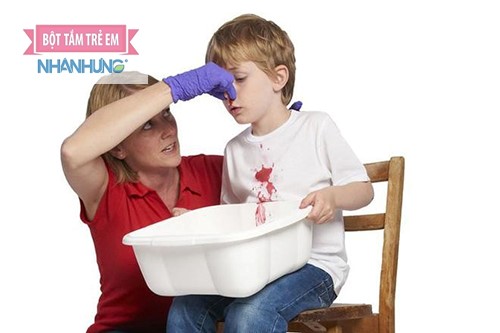 Mẹ nên vệ sinh mũi cho bé bằng nước muối ấm.