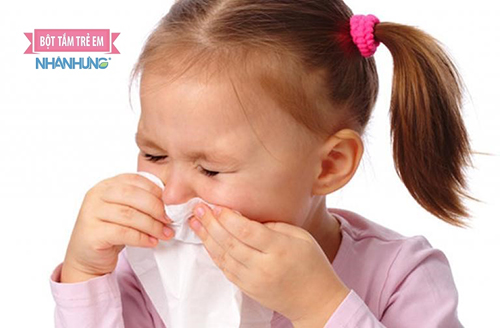 Thoa kem dưỡng ẩm cho bé để tránh khô mũi.