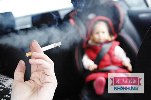 Khói thuốc và các khí độc rất nguy hiểm đối với hệ hô hấp của trẻ nhỏ.