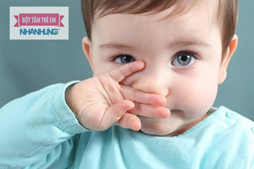 Vệ sinh sạch sẽ mũi và giữ ẩm mũi cho bé.