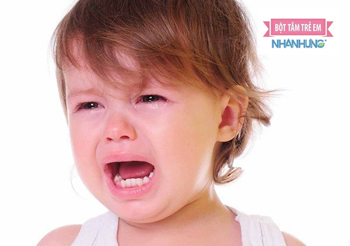 Lau sạch ghèn mắt cho bé liên tục để tránh nhiễm trùng.