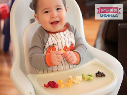 Ăn dặm BLW là phương pháp ngày càng nhiều mẹ Việt áp dụng.