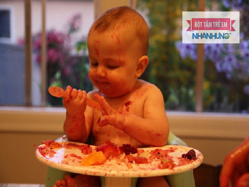 Mẹ sẽ phải vất vả hơn trong việc dọn dẹp sau khi bé ăn dặm tự chỉ huy.