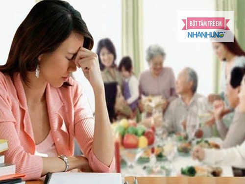 Mẹ sẽ phải đối mặt với sự phản đối của gia đình khi áp dụng ăn dặm tự chỉ huy cho bé.