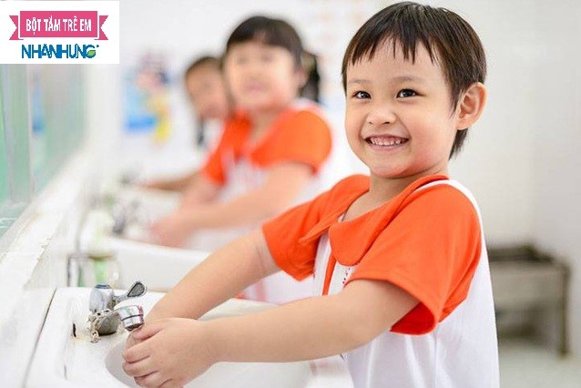  Cho bé rửa tay thường xuyên với xà phòng để phòng tránh vi khuẩn gây bệnh phỏng dạ