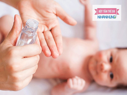 Sử dụng dầu dừa nguyên chất nhằm tránh được những vi khuẩn gây bệnh cho trẻ.