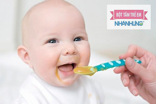 Cho bé ăn thức ăn mềm và loãng để bé dễ nuốt, tránh phải nhai nhiều.