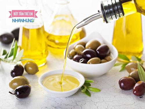 Dầu oliu được các chuyên gia dinh dưỡng khuyên dùng cho bé ăn dặm.