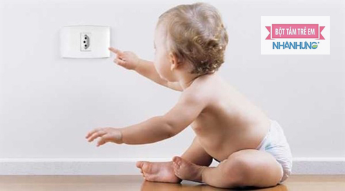 Để bé tự tập đi, tự chơi một mình rất nguy hiểm.