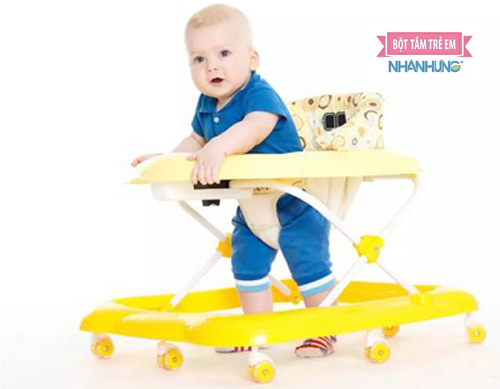 Hình ảnh bé tập đi bằng xe tập đi tròn.
