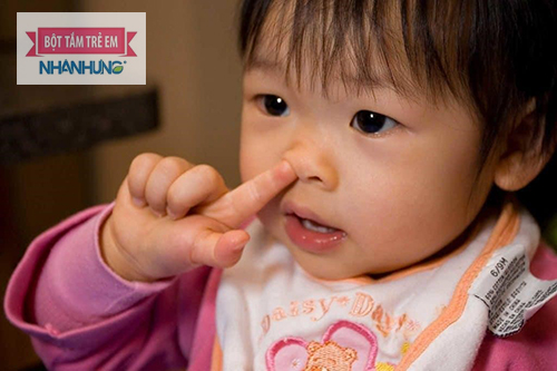 Không để bé ngoáy mũi, cắt hết móng tay cho bé.