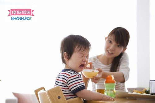  “Ép” ăn không phải là cách tốt để cho trẻ hết biếng ăn