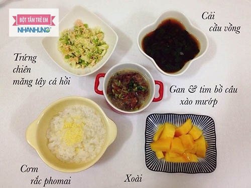 Mẫu số hai: Cơm rắc phô mai, trứng chiên măng tây cá hồi, gan và tim bồ câu xào mướp, cải cầu vồng, tráng miệng với xoài chín.