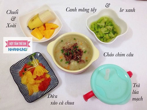 Mẫu số bốn: Cháo chim câu, dứa xào cà chua, canh măng tây lơ xanh, trà lúa mạch, trái cây tráng miệng là chuối và xoài.